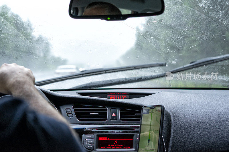 06/21/2020俄罗斯，莫斯科，汽车在大雨中行驶在高速公路上，从乘客舱观看